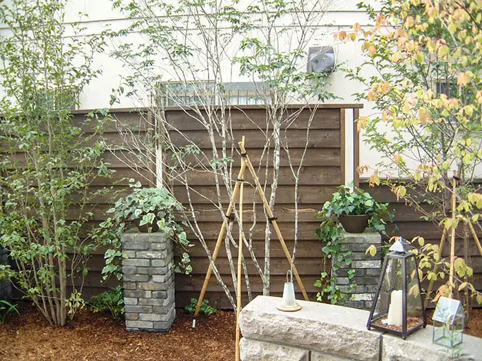 板塀とレンガ積みがある庭