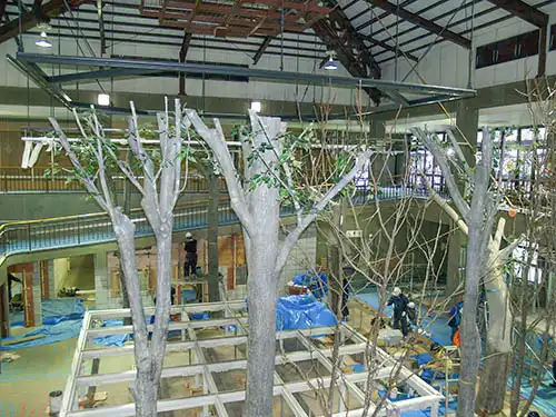 FRPによる人工樹木現場設置の様子