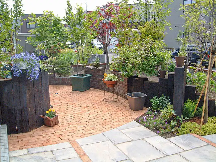レンガ敷き枕木でアールが特徴的な庭の施工例