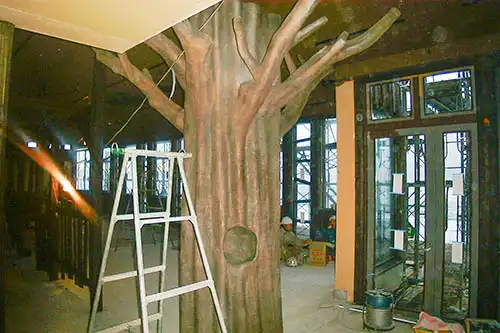 FRP造形による巨木の現場設置風景