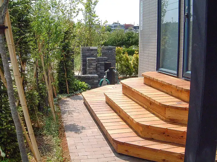 階段状のウッドデッキを配した立体感のある庭