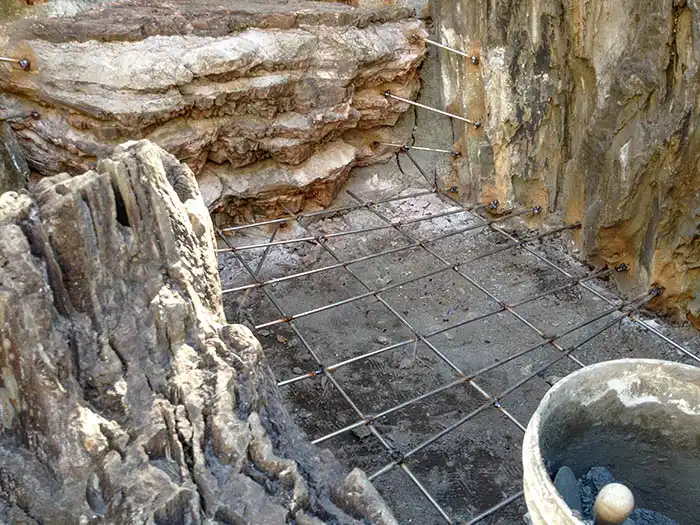池水漏れ改修の、滝口部分の下地アンカー補強の様子