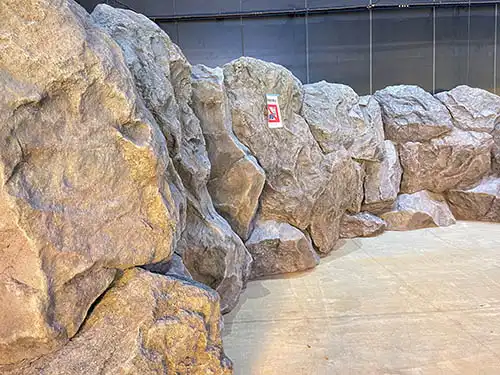 FRP擬岩を組み合わせ岩山の様にした作品