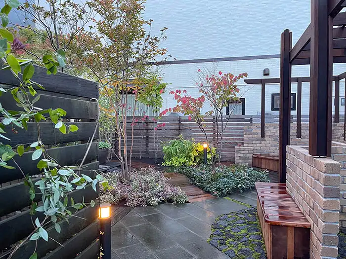 札幌軟石やレンガ、ハードウッドを使用した落ち着いた雰囲気の庭