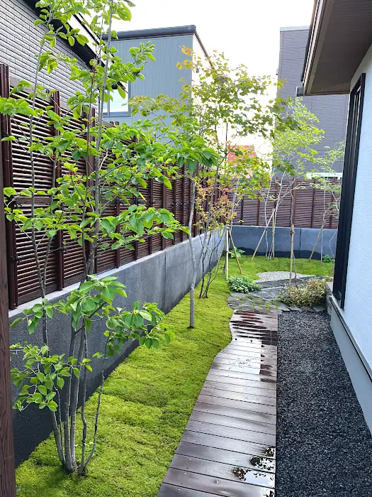 裏庭へ続く園路