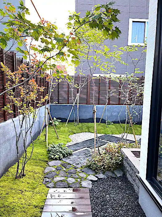 御簾垣に囲まれた苔庭