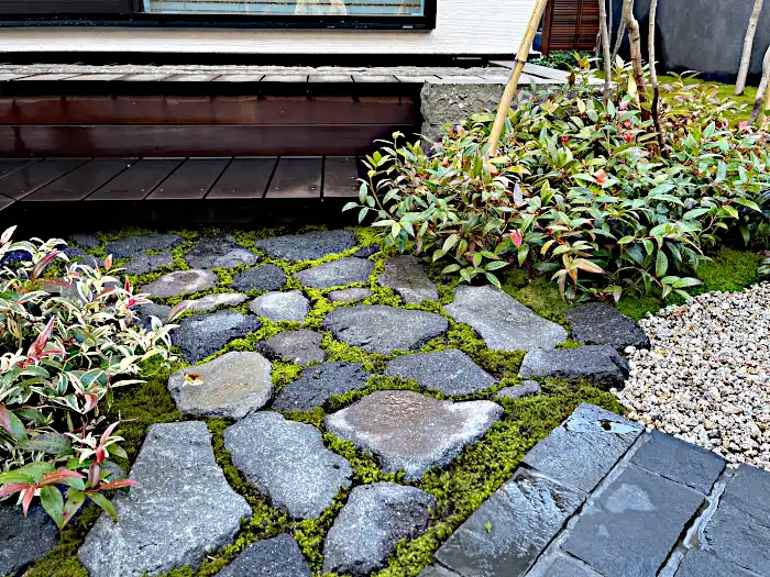 石畳と黒いピンコロの組合わせ