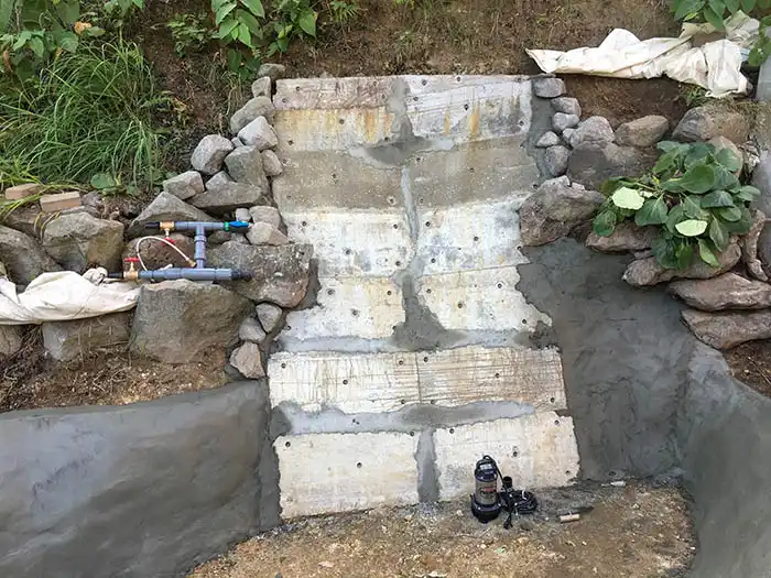 滝壺部分の側面下地の施工の様子