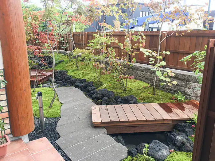 自然の流れを再現し庭と、札幌軟石や木材などの構造物が調和した庭